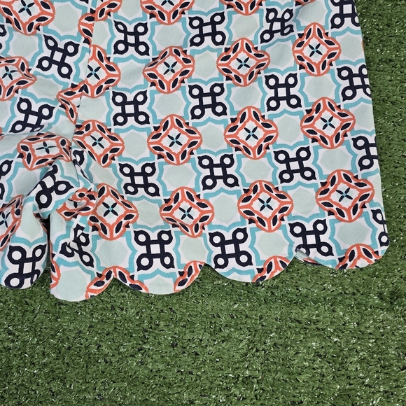 CROWN & IVY | SHELBY 97% COTTON BLEND SCALLOPED HEM GEO TILE SHORTS - Picture 7 of 16